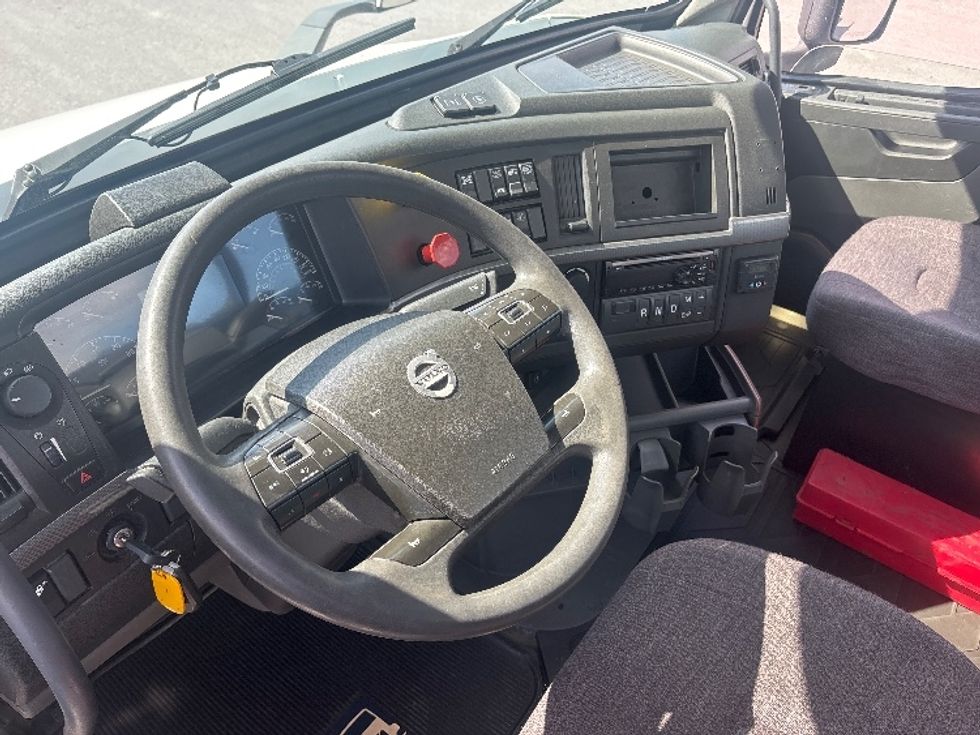 Day Cab Tractor-Heavy Duty Tractors-Volvo-2020-VNR64300-Ottawa-ON-895,359\n\t\tkm-$ 40,500 - Image 10