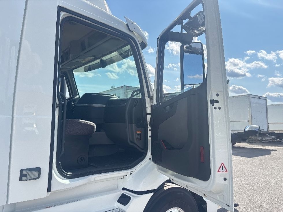 Day Cab Tractor-Heavy Duty Tractors-Volvo-2020-VNR64300-Ottawa-ON-895,359\n\t\tkm-$ 40,500 - Image 12