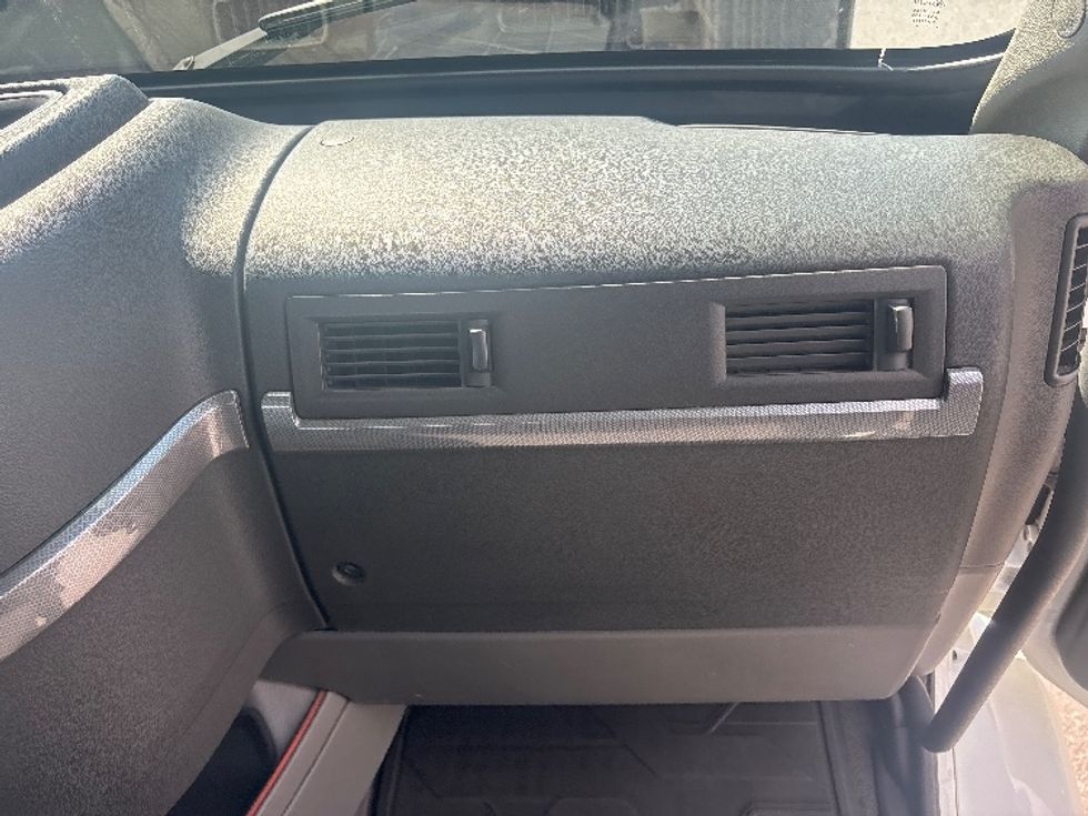 Day Cab Tractor-Heavy Duty Tractors-Volvo-2020-VNR64300-Ottawa-ON-895,359\n\t\tkm-$ 40,500 - Image 13