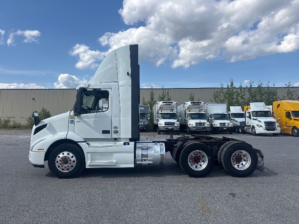 Day Cab Tractor-Heavy Duty Tractors-Volvo-2020-VNR64300-Ottawa-ON-895,359\n\t\tkm-$ 40,500 - Image 4