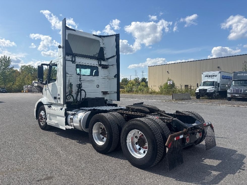 Day Cab Tractor-Heavy Duty Tractors-Volvo-2020-VNR64300-Ottawa-ON-895,359\n\t\tkm-$ 40,500 - Image 5