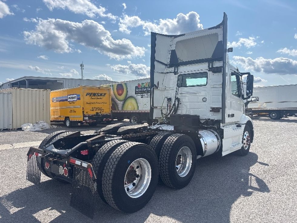 Day Cab Tractor-Heavy Duty Tractors-Volvo-2020-VNR64300-Ottawa-ON-895,359\n\t\tkm-$ 40,500 - Image 7