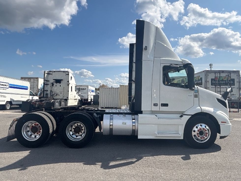Day Cab Tractor-Heavy Duty Tractors-Volvo-2020-VNR64300-Ottawa-ON-895,359\n\t\tkm-$ 40,500 - Image 8
