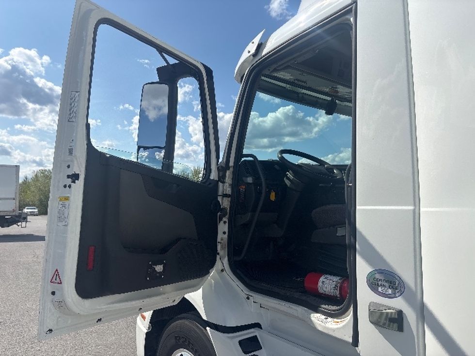 Day Cab Tractor-Heavy Duty Tractors-Volvo-2020-VNR64300-Ottawa-ON-895,359\n\t\tkm-$ 40,500 - Image 9