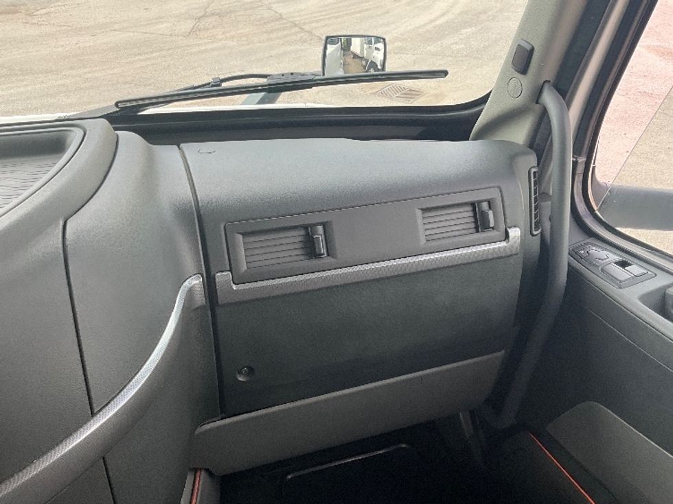 Day Cab Tractor-Heavy Duty Tractors-Volvo-2020-VNR64300-Ottawa-ON-919,371\n\t\tkm-$ 42,000 - Image 13