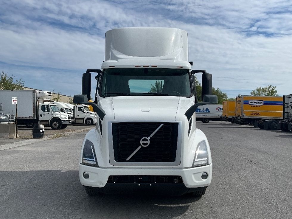 Day Cab Tractor-Heavy Duty Tractors-Volvo-2020-VNR64300-Ottawa-ON-919,371\n\t\tkm-$ 42,000 - Image 2