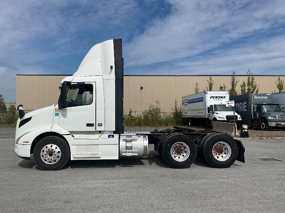 Day Cab Tractor-Heavy Duty Tractors-Volvo-2020-VNR64300-Ottawa-ON-919,371\n\t\tkm-$ 42,000 - Image 4