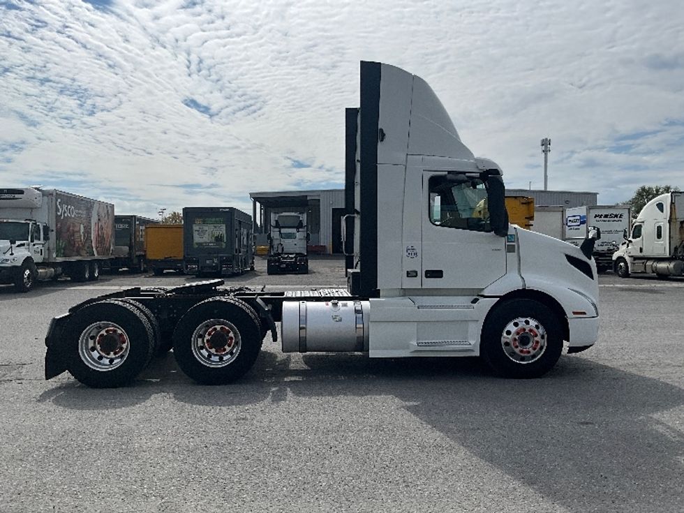 Day Cab Tractor-Heavy Duty Tractors-Volvo-2020-VNR64300-Ottawa-ON-919,371\n\t\tkm-$ 42,000 - Image 8