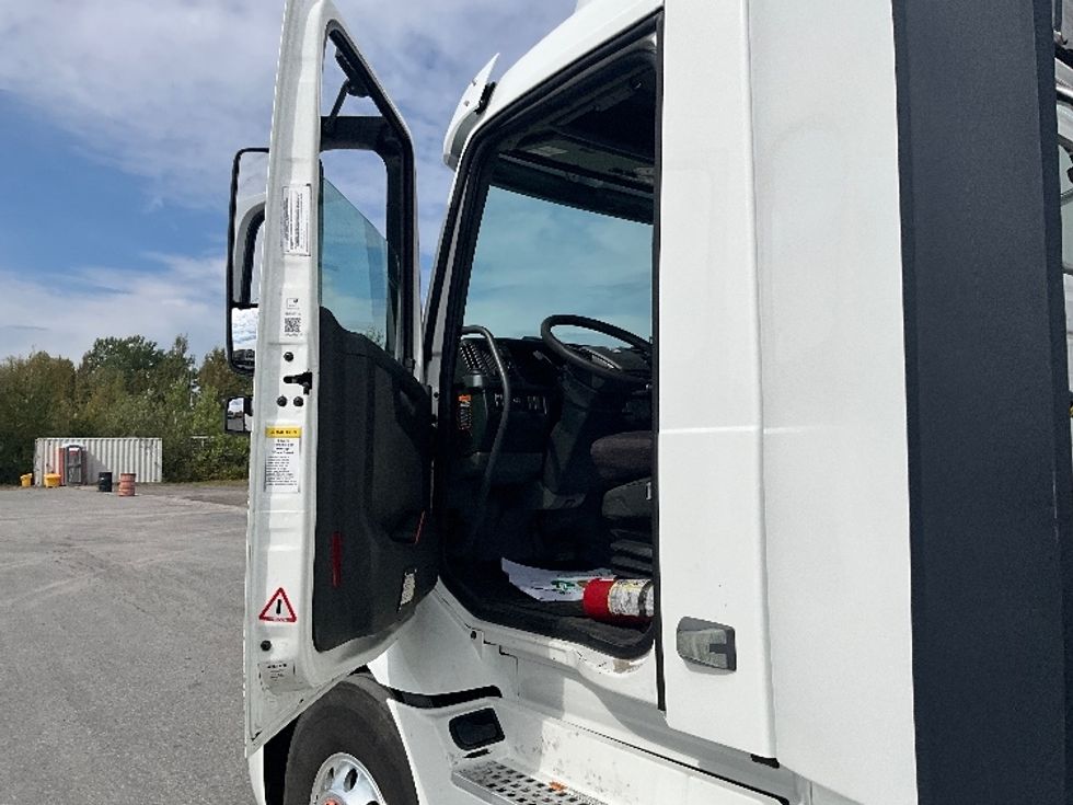 Day Cab Tractor-Heavy Duty Tractors-Volvo-2020-VNR64300-Ottawa-ON-919,371\n\t\tkm-$ 42,000 - Image 9