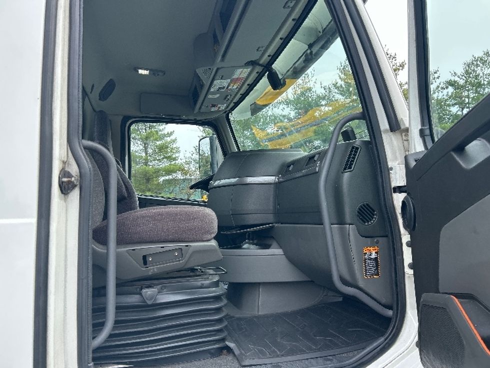 Day Cab Tractor-Heavy Duty Tractors-Volvo-2020-VNR64300-Philadelphia-PA-471,060\n\t\tmiles-$ 37,500 - Image 12
