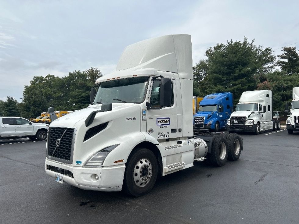 2020 Volvo Truck VNR photo 3