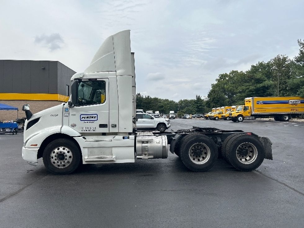 2020 Volvo Truck VNR photo 4