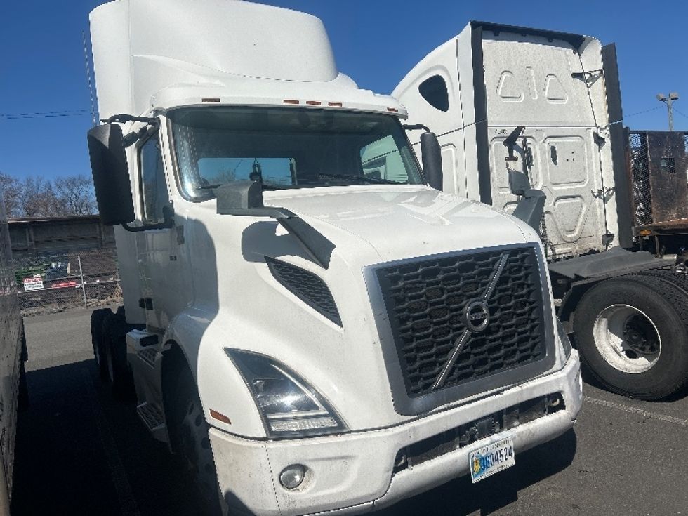 Day Cab Tractor-Heavy Duty Tractors-Volvo-2020-VNR64300-Philadelphia-PA-473,071\n\t\tmiles-$ 16,000 - Image 1