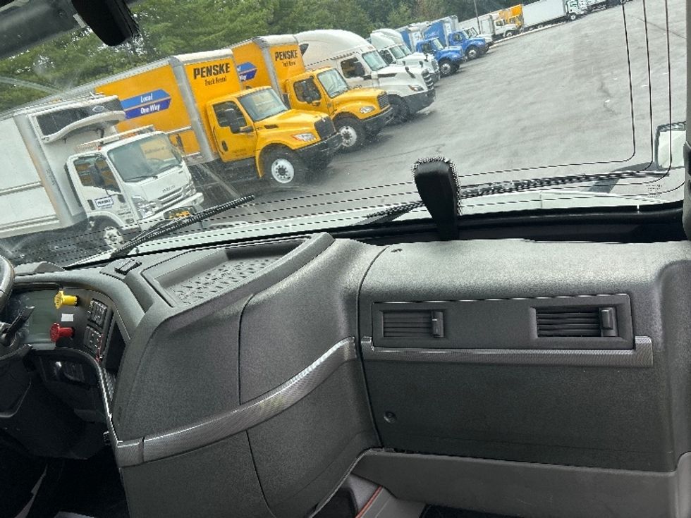 Day Cab Tractor-Heavy Duty Tractors-Volvo-2020-VNR64300-Philadelphia-PA-473,071\n\t\tmiles-$ 16,000 - Image 13