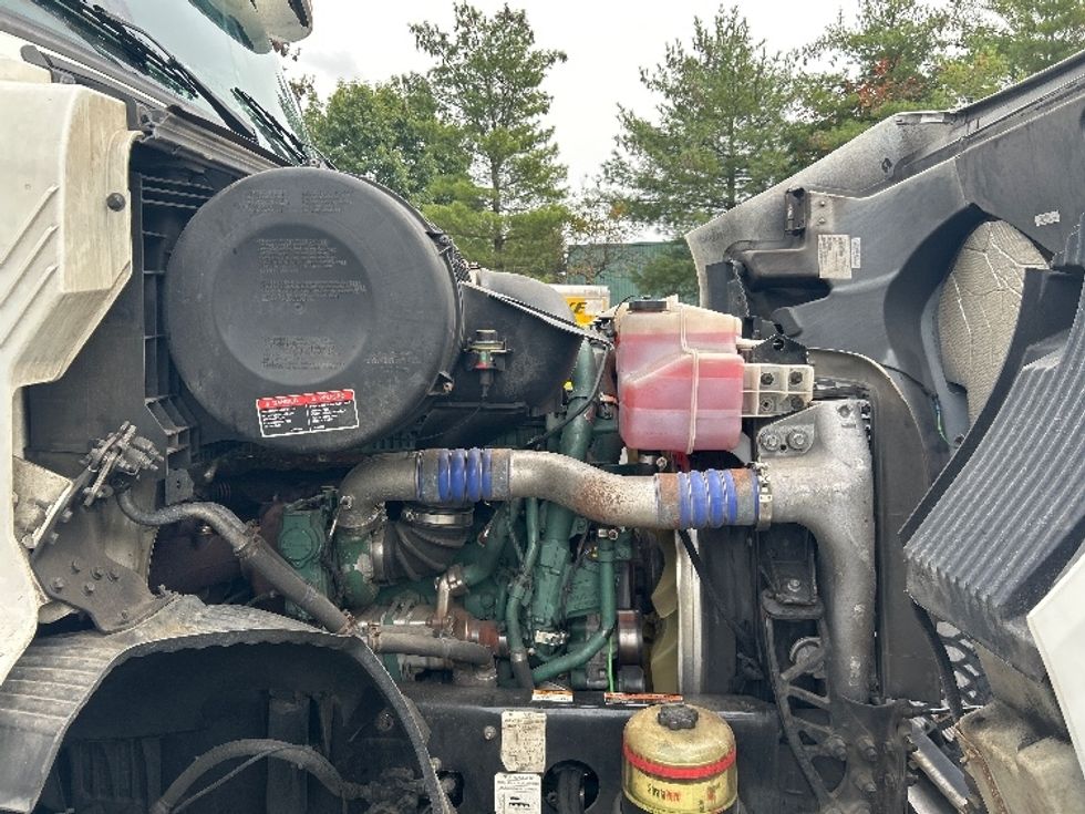 Day Cab Tractor-Heavy Duty Tractors-Volvo-2020-VNR64300-Philadelphia-PA-473,071\n\t\tmiles-$ 16,000 - Image 15