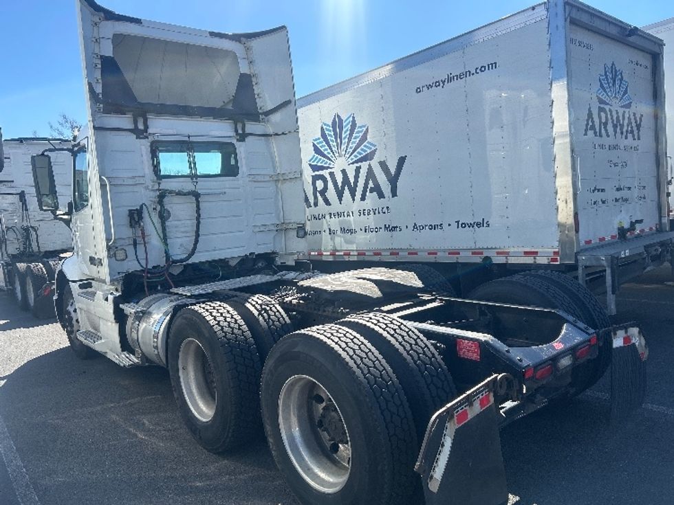 Day Cab Tractor-Heavy Duty Tractors-Volvo-2020-VNR64300-Philadelphia-PA-473,071\n\t\tmiles-$ 16,000 - Image 5