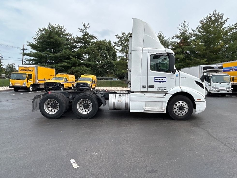 Day Cab Tractor-Heavy Duty Tractors-Volvo-2020-VNR64300-Philadelphia-PA-473,071\n\t\tmiles-$ 16,000 - Image 8