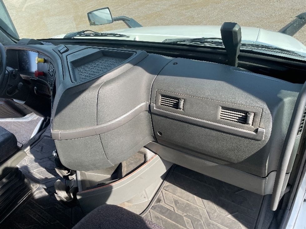 Day Cab Tractor-Heavy Duty Tractors-Volvo-2020-VNR64300-Phoenix-AZ-457,239\n\t\tmiles-$ 42,750 - Image 11