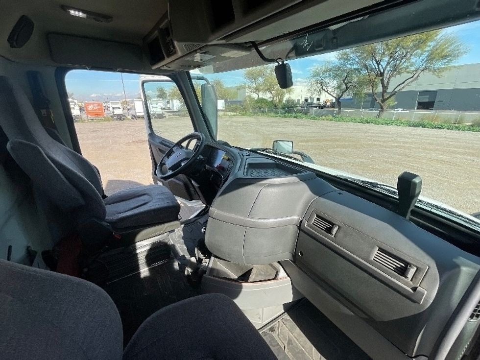 Day Cab Tractor-Heavy Duty Tractors-Volvo-2020-VNR64300-Phoenix-AZ-457,239\n\t\tmiles-$ 42,750 - Image 12