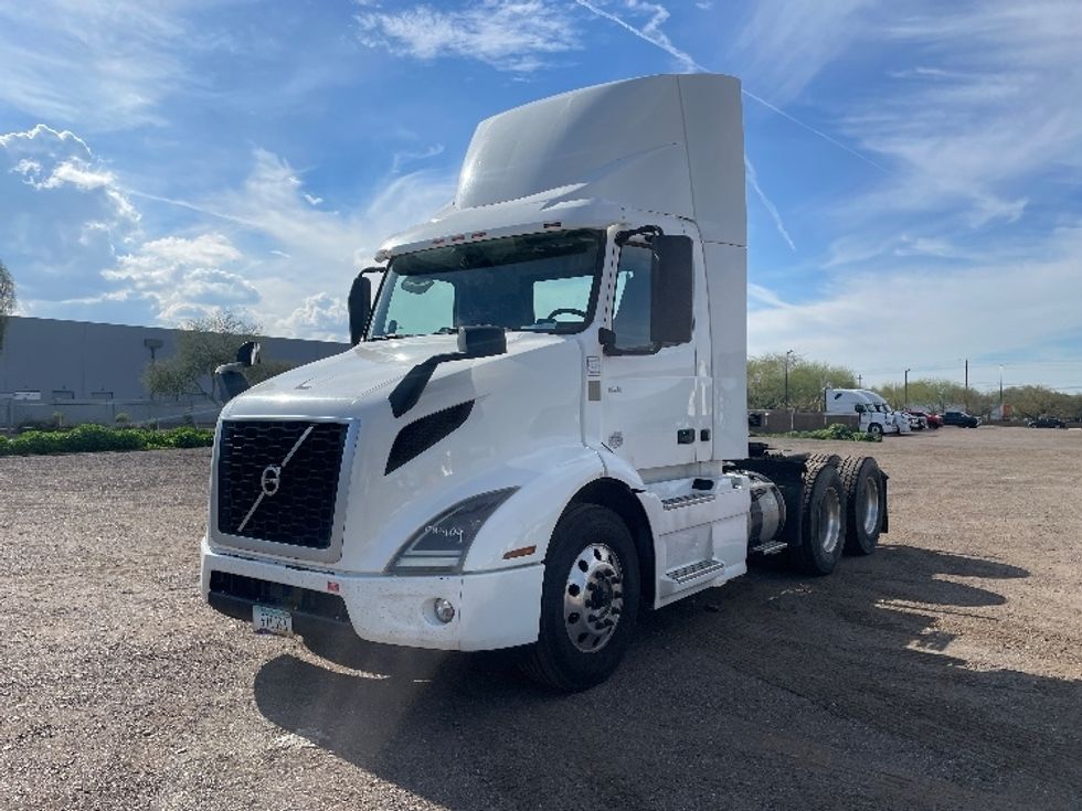 Day Cab Tractor-Heavy Duty Tractors-Volvo-2020-VNR64300-Phoenix-AZ-457,239\n\t\tmiles-$ 42,750 - Image 3