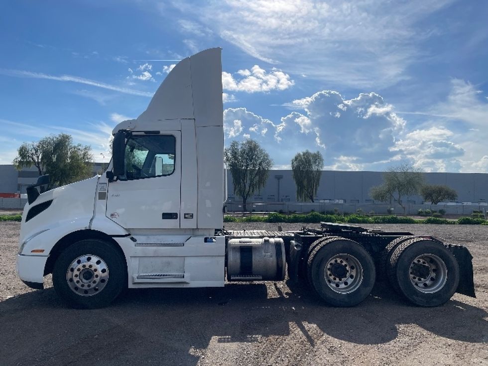 Day Cab Tractor-Heavy Duty Tractors-Volvo-2020-VNR64300-Phoenix-AZ-457,239\n\t\tmiles-$ 42,750 - Image 4