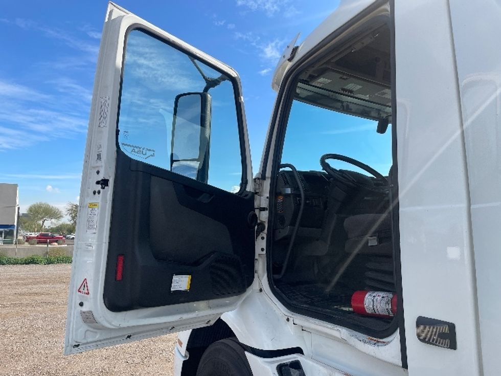 Day Cab Tractor-Heavy Duty Tractors-Volvo-2020-VNR64300-Phoenix-AZ-457,239\n\t\tmiles-$ 42,750 - Image 9