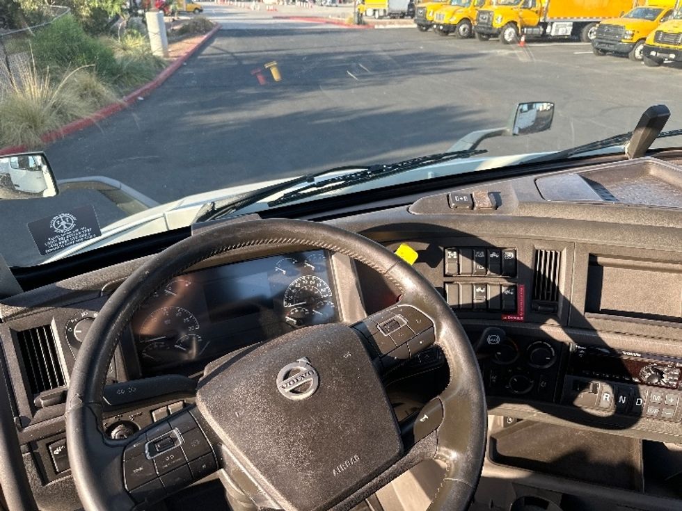 Day Cab Tractor-Heavy Duty Tractors-Volvo-2020-VNR64300-Phoenix-AZ-465,564\n\t\tmiles-$ 54,750 - Image 11