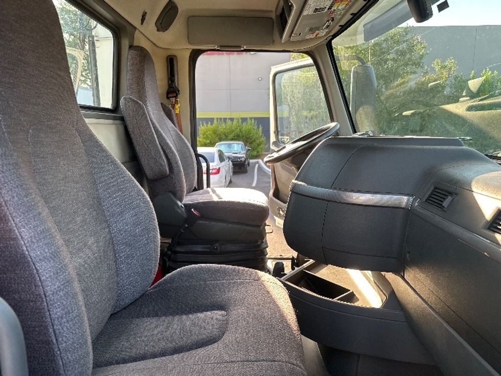 Day Cab Tractor-Heavy Duty Tractors-Volvo-2020-VNR64300-Phoenix-AZ-465,564\n\t\tmiles-$ 54,750 - Image 14