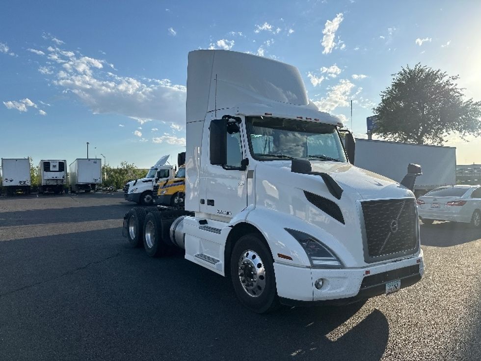 Day Cab Tractor-Heavy Duty Tractors-Volvo-2020-VNR64300-Phoenix-AZ-465,564\n\t\tmiles-$ 54,750 - Image 3