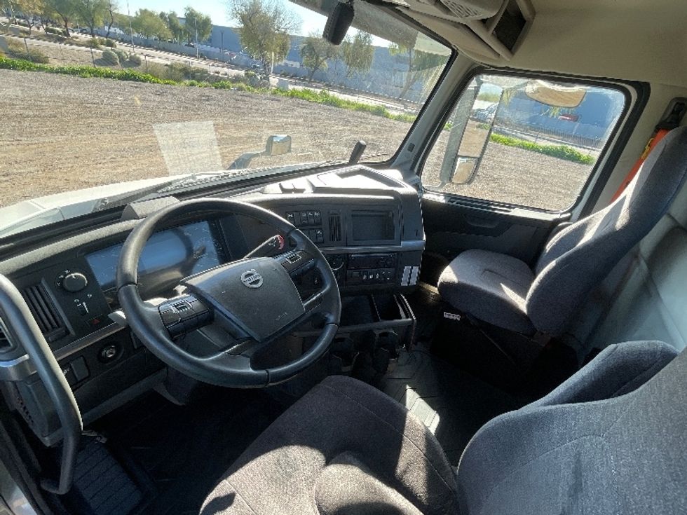 Day Cab Tractor-Heavy Duty Tractors-Volvo-2020-VNR64300-Phoenix-AZ-492,365\n\t\tmiles-$ 40,750 - Image 10
