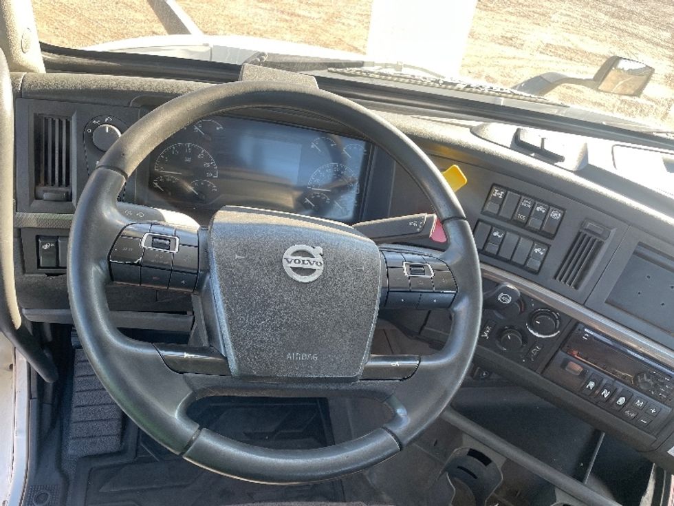 Day Cab Tractor-Heavy Duty Tractors-Volvo-2020-VNR64300-Phoenix-AZ-492,365\n\t\tmiles-$ 40,750 - Image 11