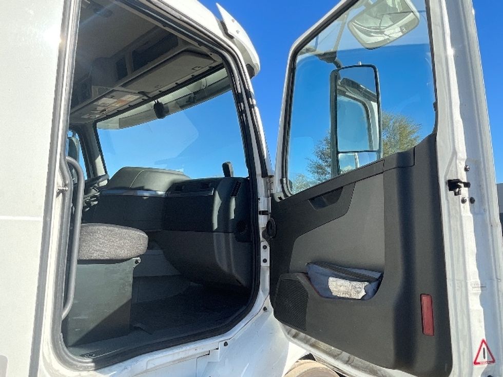 Day Cab Tractor-Heavy Duty Tractors-Volvo-2020-VNR64300-Phoenix-AZ-492,365\n\t\tmiles-$ 40,750 - Image 12