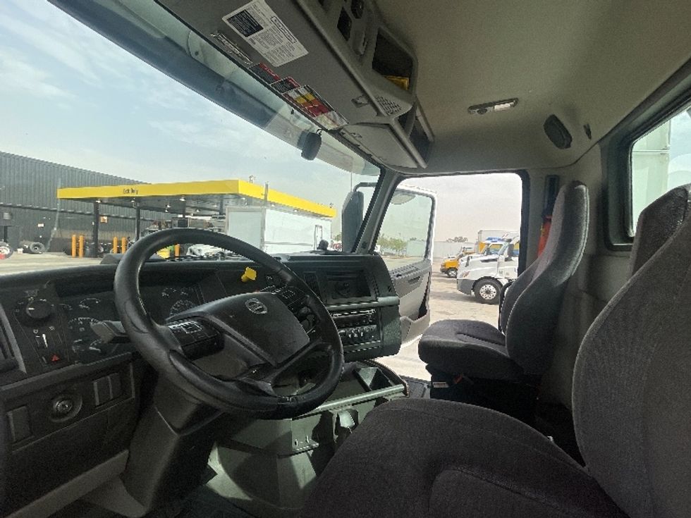 Day Cab Tractor-Heavy Duty Tractors-Volvo-2020-VNR64300-Phoenix-AZ-510,886\n\t\tmiles-$ 38,750 - Image 10