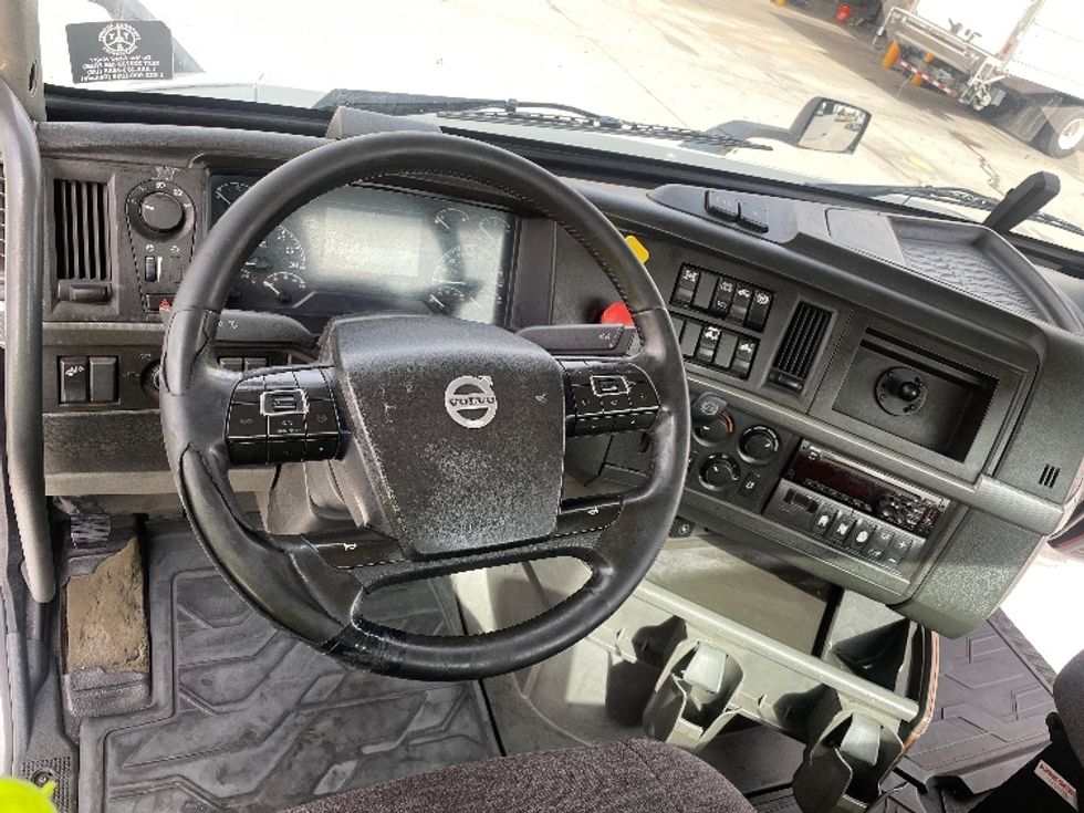 Day Cab Tractor-Heavy Duty Tractors-Volvo-2020-VNR64300-Phoenix-AZ-510,886\n\t\tmiles-$ 38,750 - Image 11