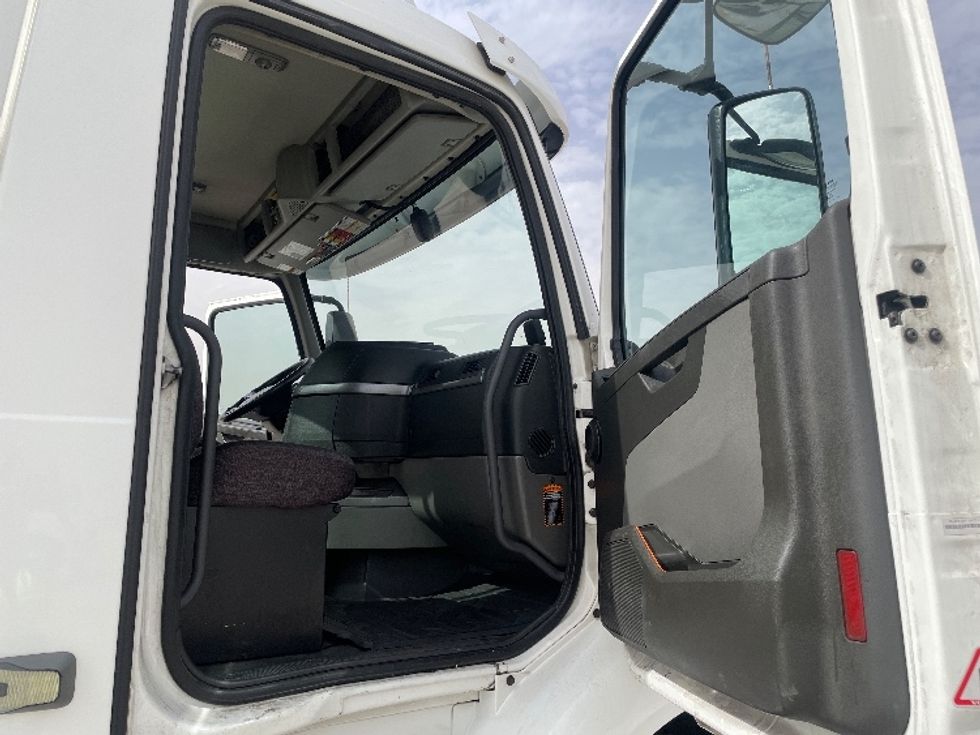 Day Cab Tractor-Heavy Duty Tractors-Volvo-2020-VNR64300-Phoenix-AZ-510,886\n\t\tmiles-$ 38,750 - Image 12