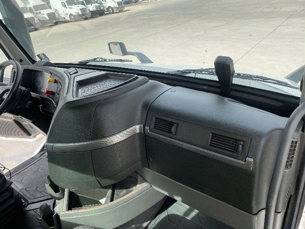 Day Cab Tractor-Heavy Duty Tractors-Volvo-2020-VNR64300-Phoenix-AZ-510,886\n\t\tmiles-$ 38,750 - Image 13