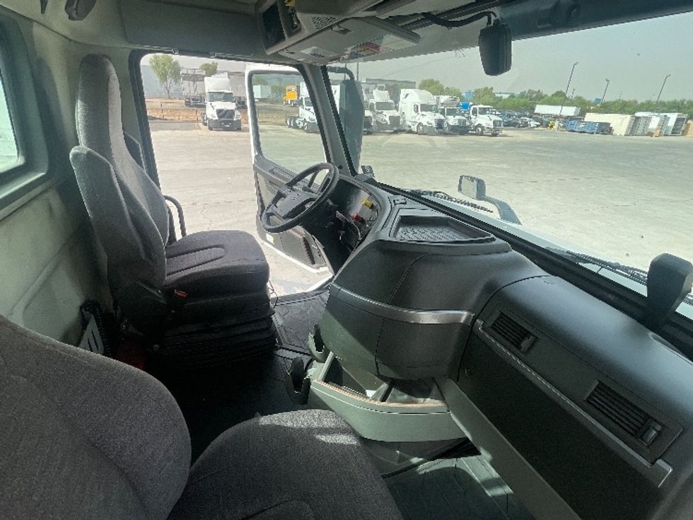 Day Cab Tractor-Heavy Duty Tractors-Volvo-2020-VNR64300-Phoenix-AZ-510,886\n\t\tmiles-$ 38,750 - Image 14