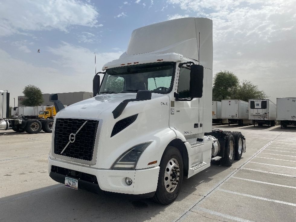 Day Cab Tractor-Heavy Duty Tractors-Volvo-2020-VNR64300-Phoenix-AZ-510,886\n\t\tmiles-$ 38,750 - Image 3