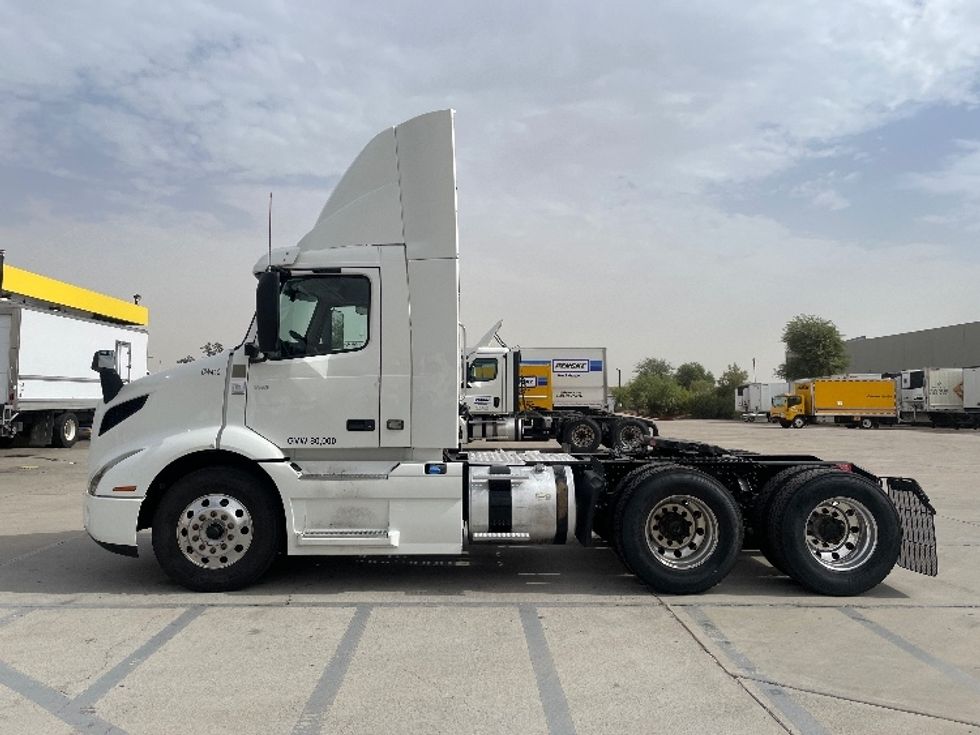Day Cab Tractor-Heavy Duty Tractors-Volvo-2020-VNR64300-Phoenix-AZ-510,886\n\t\tmiles-$ 38,750 - Image 4