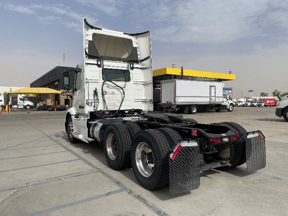 Day Cab Tractor-Heavy Duty Tractors-Volvo-2020-VNR64300-Phoenix-AZ-510,886\n\t\tmiles-$ 38,750 - Image 5
