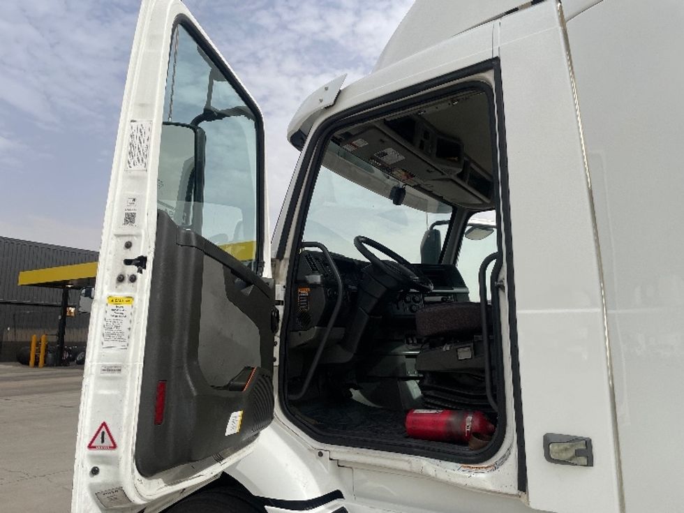 Day Cab Tractor-Heavy Duty Tractors-Volvo-2020-VNR64300-Phoenix-AZ-510,886\n\t\tmiles-$ 38,750 - Image 9