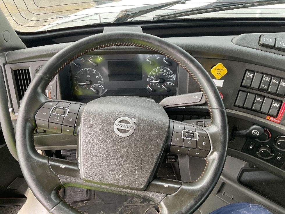 Day Cab Tractor-Heavy Duty Tractors-Volvo-2020-VNR64300-Piqua-OH-481,884\n\t\tmiles-$ 41,250 - Image 11
