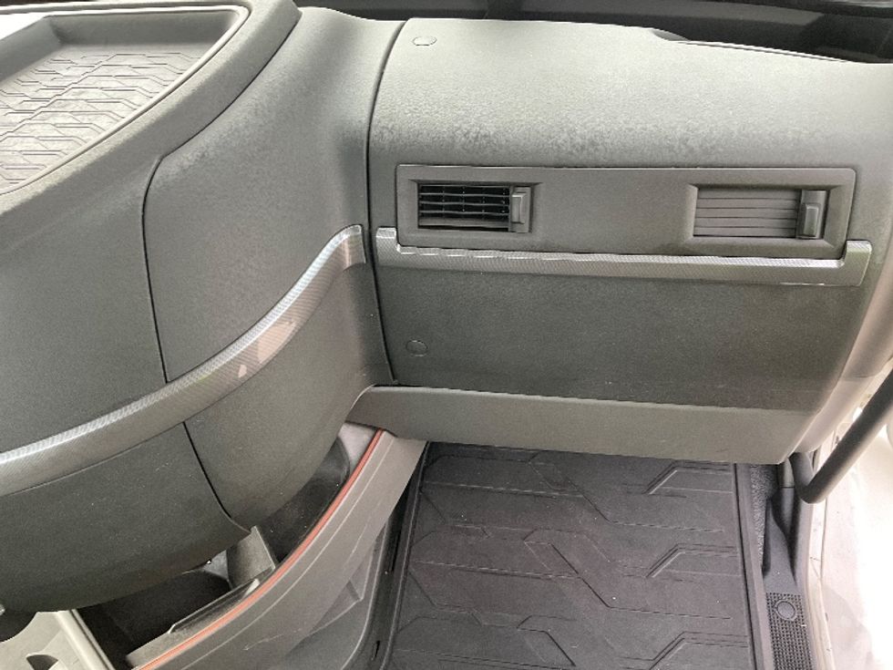 Day Cab Tractor-Heavy Duty Tractors-Volvo-2020-VNR64300-Piqua-OH-481,884\n\t\tmiles-$ 41,250 - Image 13