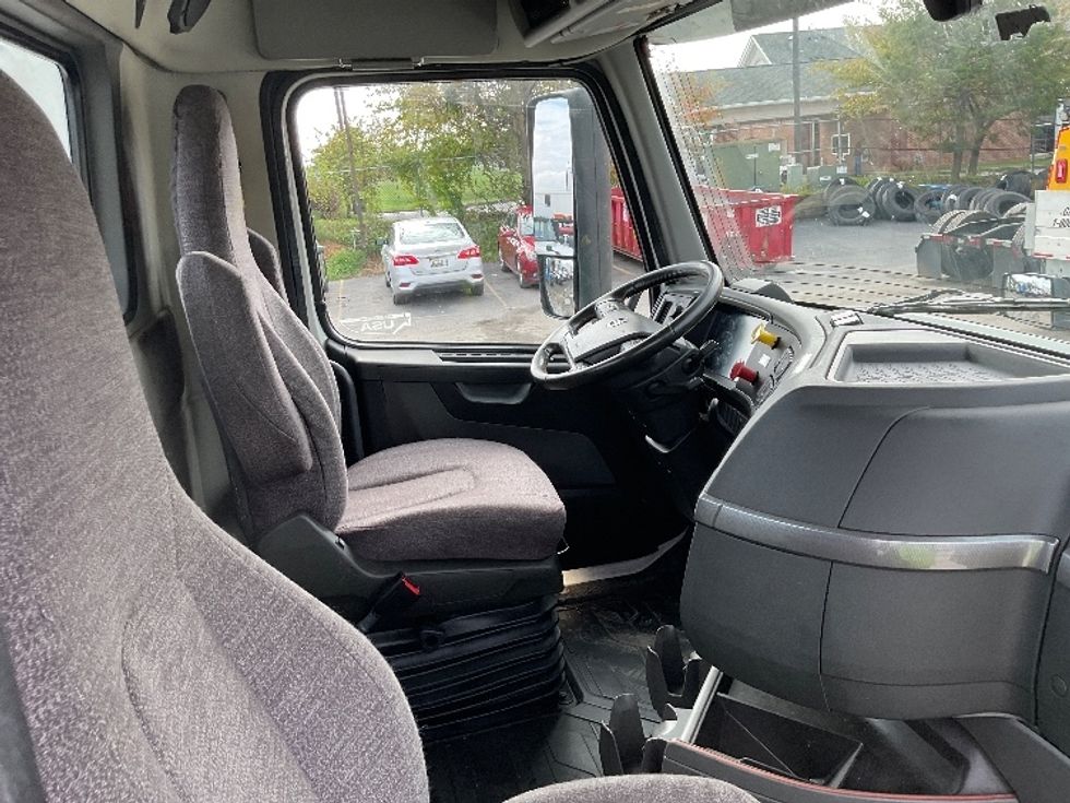 Day Cab Tractor-Heavy Duty Tractors-Volvo-2020-VNR64300-Piqua-OH-481,884\n\t\tmiles-$ 41,250 - Image 14