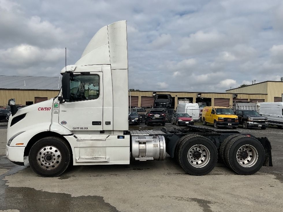 Day Cab Tractor-Heavy Duty Tractors-Volvo-2020-VNR64300-Piqua-OH-481,884\n\t\tmiles-$ 41,250 - Image 4