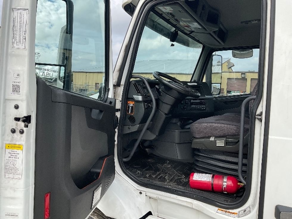Day Cab Tractor-Heavy Duty Tractors-Volvo-2020-VNR64300-Piqua-OH-481,884\n\t\tmiles-$ 41,250 - Image 9