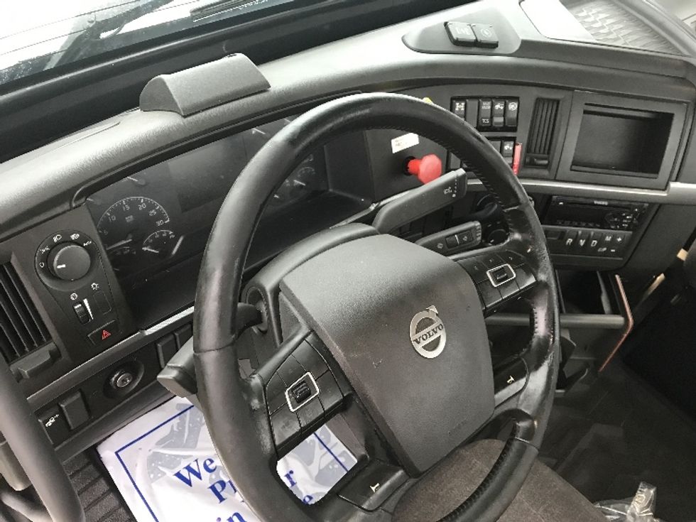 Day Cab Tractor-Heavy Duty Tractors-Volvo-2020-VNR64300-Pottsville-PA-425,310\n\t\tmiles-$ 39,500 - Image 11