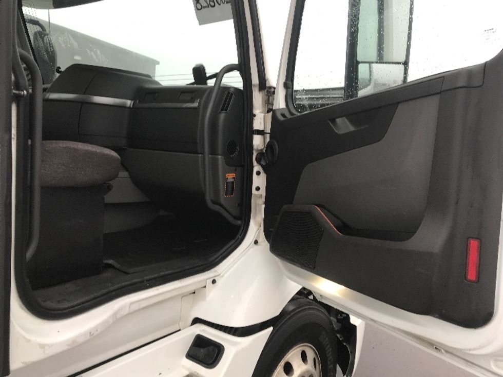 Day Cab Tractor-Heavy Duty Tractors-Volvo-2020-VNR64300-Pottsville-PA-425,310\n\t\tmiles-$ 39,500 - Image 12