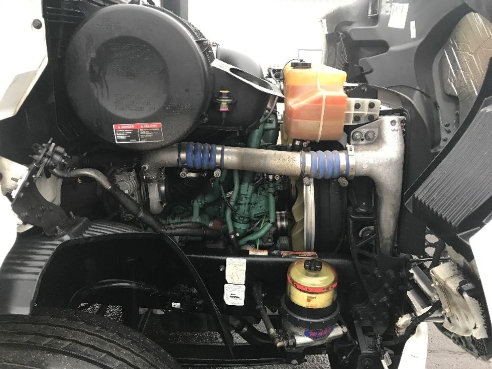 Day Cab Tractor-Heavy Duty Tractors-Volvo-2020-VNR64300-Pottsville-PA-425,310\n\t\tmiles-$ 39,500 - Image 15