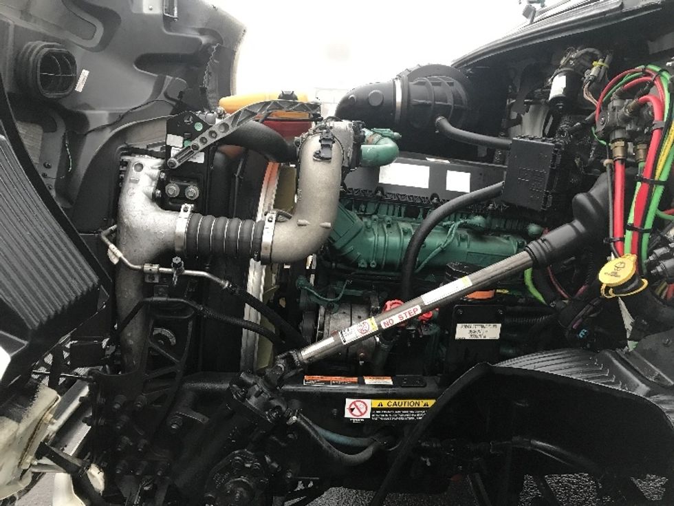 Day Cab Tractor-Heavy Duty Tractors-Volvo-2020-VNR64300-Pottsville-PA-425,310\n\t\tmiles-$ 39,500 - Image 16